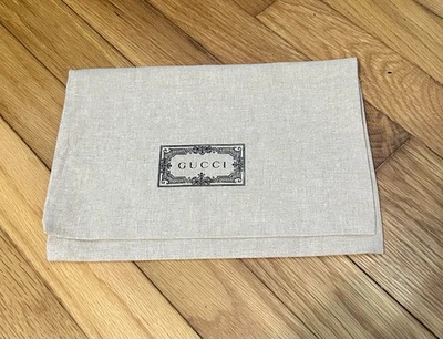 Bolsa de pó envelope marrom Gucci com logotipo 7” x 10” - Imagem 1 de 4