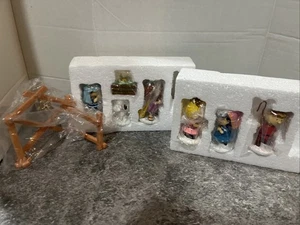 Set 8 statuine presepe sfilata natalizia Dept 56 arachidi collezione - Foto 1 di 5