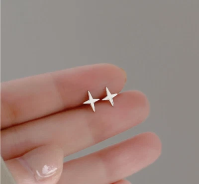 Aretes pequeños de titanio con rayos estelares de plata/oro/negro Foto 1 de 2