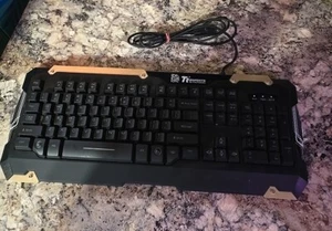 Tt Esports Commander By Thermaltake Gaming Keyboard KB-CMC-PLBD - Picture 1 of 4
