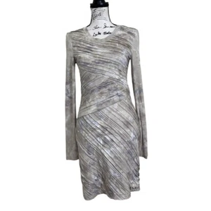 Torn by Ronny Kobo Damen Kleid Plissee gemustert langarm grau beige Small - Bild 1 von 8
