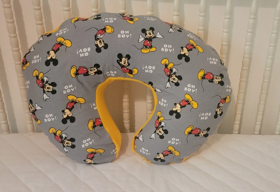 Capa de travesseiro Boppy feita com Mickey Mouse com lã dourada  - Imagem 1 de 3