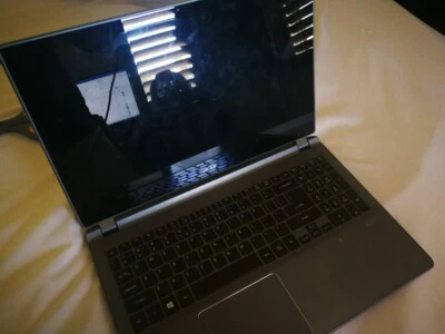 Acer Aspire V5-573P-9899 15,6 pulgadas Computadora portátil Intel Core i7, 1,8 GHz) actualizada Foto 1 de 4