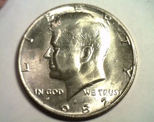 1982 P sin FG Kennedy medio dólar gema sin circular sin circular. BONITA MONEDA ORIGINAL - Imagen 1 de 3