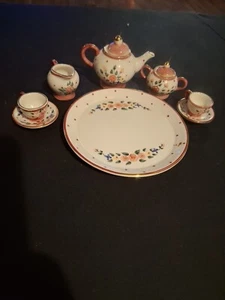 Mini juego de té de colección para casa de muñecas importado Tailandia porcelana floral bordes de color dorado - Imagen 1 de 5