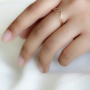 Anillo de Oro Sólido 14K Brillante Diseño Chevron Regalo de San Valentín para Ella - La Joya - Imagen 1 de 11