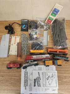 Tyco Santa Fe Electric Train Set Ho Scale Cars Transformer 12 Track Accessories - Picture 1 of 9