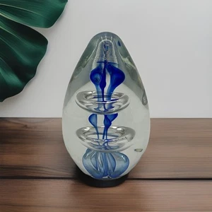 Mundgeblasener Kunstglas Briefbeschwerer Klarglas außen mit kobaltblauen Wirbeln - Bild 1 von 11