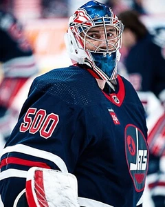 Camiseta Connor Hellebuyck 500 Juegos Profesionales Winnipeg Jets 8x10 NHL Hockey Foto - Imagen 1 de 1