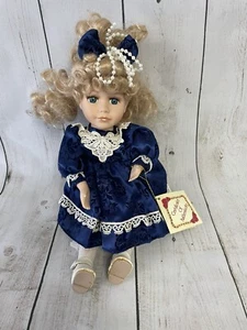 Sitzende musikalische bewegliche Puppe von Dan Dee The Collectors Choice blaue Augen Kleid - Bild 1 von 11