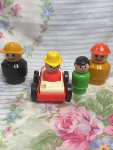 Vintage Fisher Price Little People 4 Stück Bauer, Papa, 2 Bauarbeiter, Auto - Bild 1 von 2