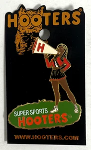 SUPER SPORTS HOOTERS CHEERLEADER RAGAZZA CON MEGAFONO SPILLA BAVERO ROSSO/NERO - Foto 1 di 4