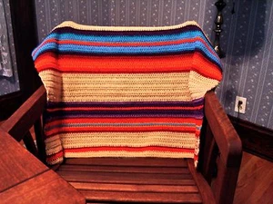 Handarbeit gehäkelt Afghan Überwurf rot hellbraun blau lila - Bild 1 von 3