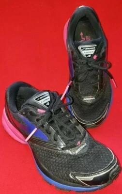 Zapato para correr Brooks Launch 4 para mujer talla 7,5 M negro con ribete rosa y azul  Foto 1 de 4