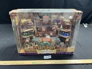 Vintage 2001 - HARRY POTTER Hogwarts School Deluxe Electronic Mini Playset NIB - Picture 1 of 5