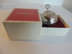Campana de trineo Reed & Barton 1982 Navidad adorno de placa plateada con caja - Imagen 1 de 6