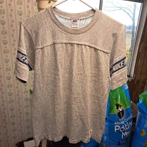 Vintage graues NIKE Spell Out gestreiftes Arm Logos T-Shirt 70er 80er Sportswear Etikett M - Bild 1 von 12
