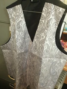 SILBERNE PAISLEY WESTE/WESTE MIT PASSENDER KRAWATTE, TASCHENTUCH UND MANSCHETTENKNÖPFEN GRÖSSE XXXL - Bild 1 von 7