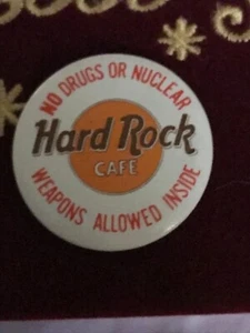 HARD ROCK CAFE ""KEINE DRUCKE ODER ATOMWAFFEN ERLAUBT INNEN"" Pinback-Knopf - Bild 1 von 2