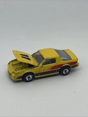 Matchbox MB-51 Chevy Camaro IROC-Z26 cupé amarillo con gráficos de rayas 1:63 Foto 1 de 4