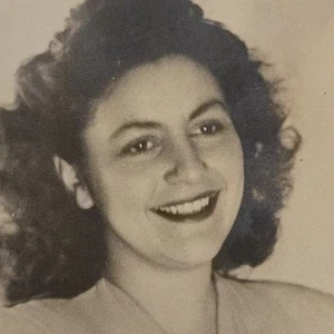 Vintage s/w Headshot Foto Schnappschuss einer jungen schönen lächelnden Dame im Make-up - Bild 1 von 13