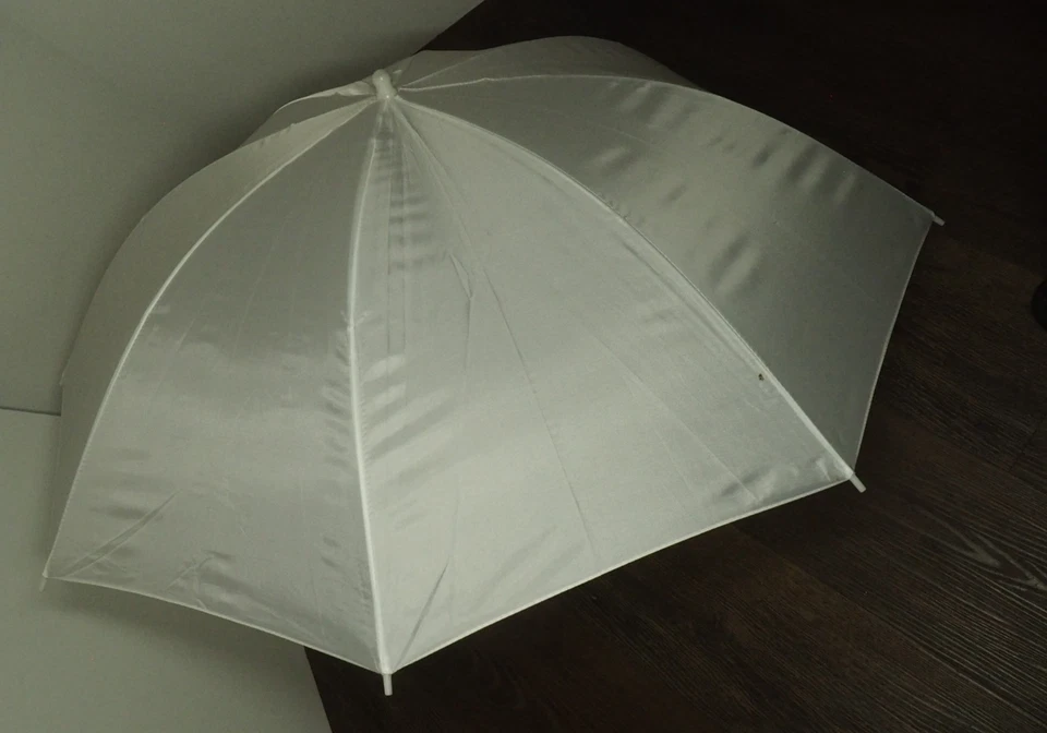 NEEWER 33" 83cm Studio Flash Translucent White Umbrella w Light Stand Holder - Image 1 of 3