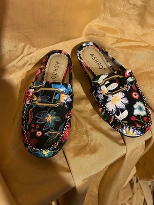 ASHRO Womans open back rush hour loafer w floral print and gold buck  never used - Image 1 of 4
