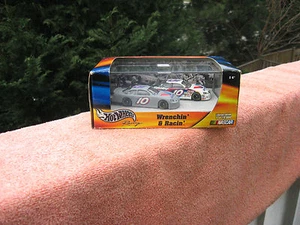 Hot Wheels Wrenchin' & Racin' Johnny Benson / B0556 Valvoline #10 ~ 2 Auto Set - Bild 1 von 8