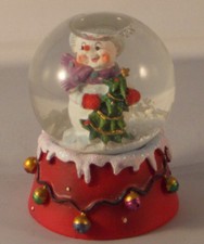 Pupazzo di Neve Sfera D'Acqua con Una Albero di Natale 6.25cm x 5cm