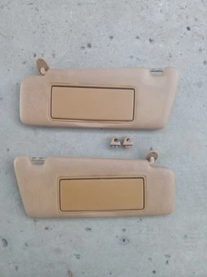 Juego de parasol iluminado y clips TAN años '77-'85 Mercedes Benz w123 Foto 1 de 4