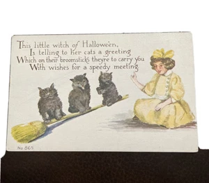 Postal vintage de Halloween tres gatos negros en escoba de bruja con niña FA. Owen - Imagen 1 de 2