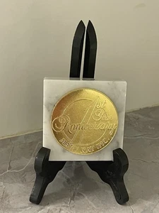 Mary Kay Cosmetics 1st Year Service Award Cast Coin Italian Marble Base 3”x 3” - Bild 1 von 3