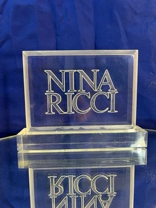 Letrero de exhibición de tienda de acrílico transparente “Nina Ricci” (6x8) pulgadas - Imagen 1 de 6
