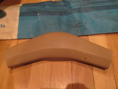 Placa de acabamento tampa interruptor buzina Ford Escort NOS 1981 1982 1983 E3FZ-13A932-B - Imagem 1 de 3