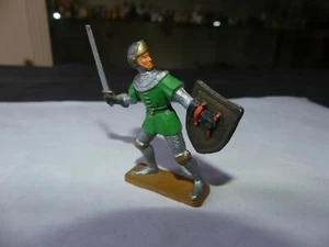 FIGURINE STARLUX MOYEN AGE SOLDAT ARGENT VERT EPEE BOUCLIER NOIR ET ROUGE - Picture 1 of 3