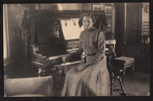 PROPER PIANO POSE STUDIOUS PRETTY GIRL in LIVING ROOM ~ 1910s RPPC PHOTO - Imagen 1 de 3