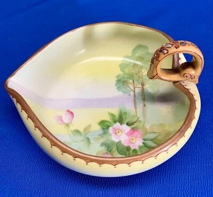 ELEGANTE HANDBEMALTE SZENE & FLORAL NIPPON GRIFF HERZFÖRMIGE WINDEL - Bild 1 von 6