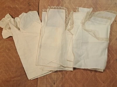 TRES BATAS DE BEBÉ DE LINO DE PRINCIPIOS DEL SIGLO XIX CON ENCAJE Foto 1 de 4