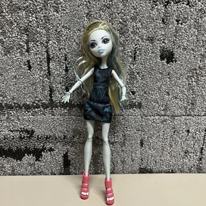 Monster High Webbed Hands 2008 Grey Skin Blue Lips Fashion Sea Monster Doll - Picture 1 of 8