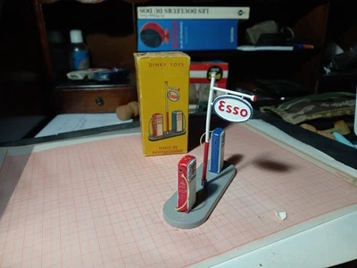 Dinky Toys France - Station service Esso Réf 49D poste ravitaillement essence - Photo 1/4
