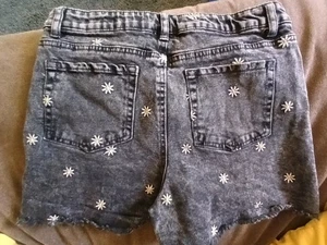 Art Class Girls Size Medium Black Embroidered Daisy Design High-Rise Jean Shorts - Picture 1 of 2