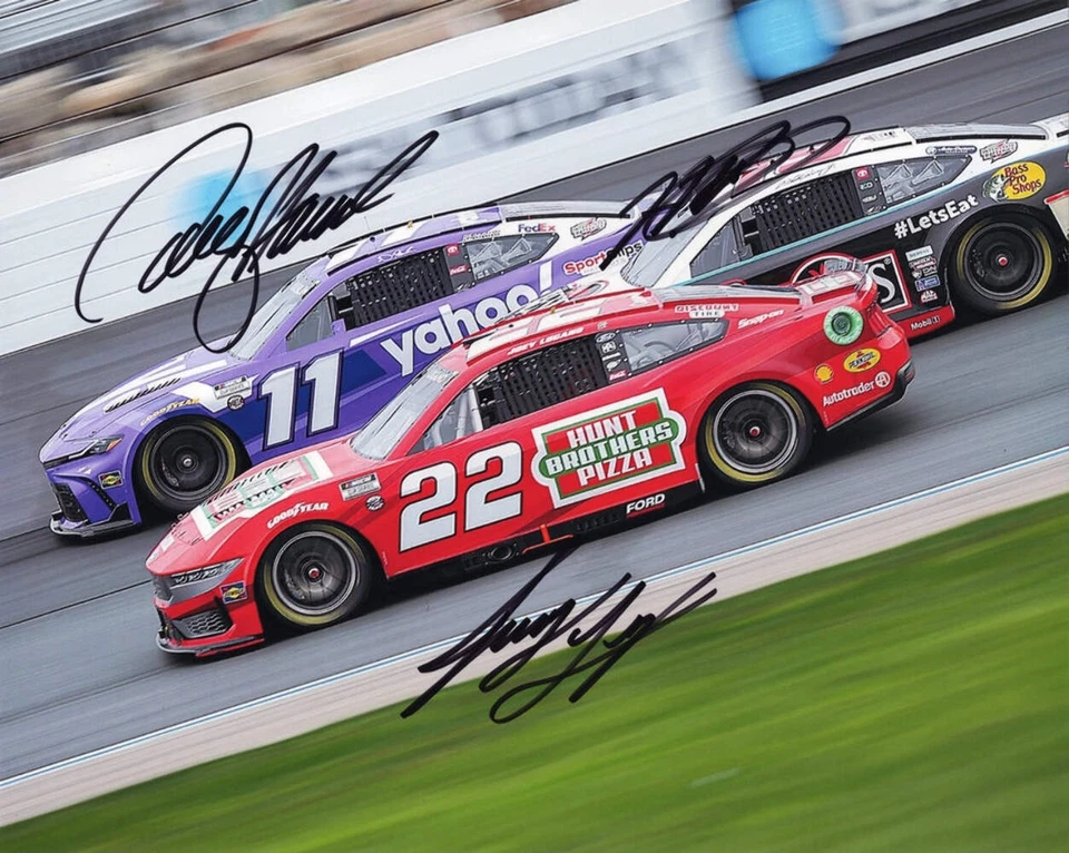 3X Autografiado Martin Truex Jr. / Denny Hamlin / Joey Logano 2024 Triple Firmado Foto 1 de 1