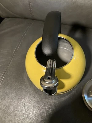 Hervidor de agua Kitchen Aid Citrus Sunrise 2,0 cuartos con mango en C y banda de ajuste Foto 1 de 4