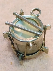 VINTAGE ~ ERBSENMUTTER SNARE DRUM MIT STÖCKEN ~ STERLINGSILBER CHARM - Bild 1 von 3