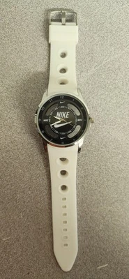 Vendedor de EE. UU. Nike RELOJ ANALÓGICO CORREA DE SILICONA NUEVO sin etiquetas sin caja Envío rápido Foto 1 de 4