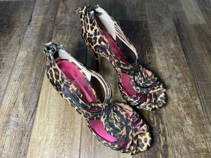 Zapatos de tacón alto Betsey Johnson para mujer con estampado de leopardo talla 6,5 M 4,5” punta abierta - Imagen 1 de 7