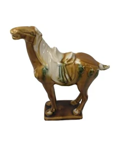 Estatuilla de caballo de cerámica esmaltada estilo dinastía Tang china verde ocre/marfil 13 - Imagen 1 de 6