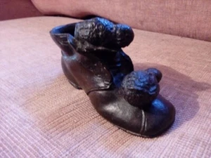 Vendo bronzo raffigurante una scarpa con pulcini epoca 900 cm.13 cm.5 cm.6 - Foto 1 di 4