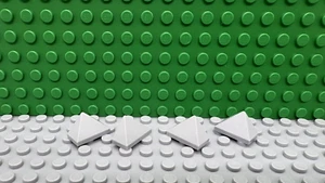 Lego 4 Tegole per Tetto Grigio Blu Chiaro 2x1 Pendenze Appuntite 45 Gradi NUOVO - Foto 1 di 1