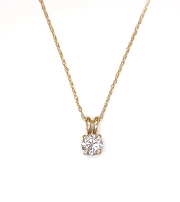 Collar colgante redondo de oro amarillo de 14k de moissanita de 5 mm Foto 1 de 3